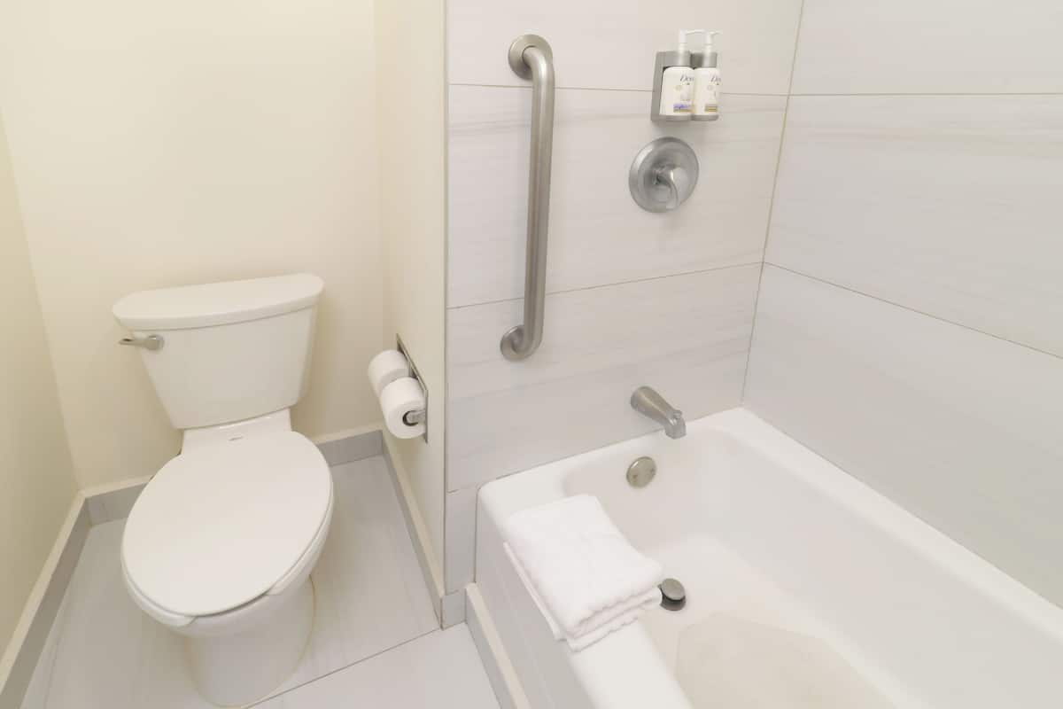 Standardværelse | Pengeskab på værelset, skrivebord, mørklægningsgardiner