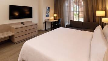 Suite, 1 cama King size | Caja de seguridad en la habitación, escritorio y cortinas blackout