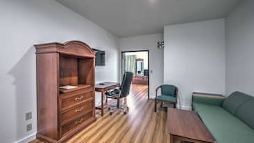 Escritorio, tabla de planchar con plancha, wifi gratis y ropa de cama