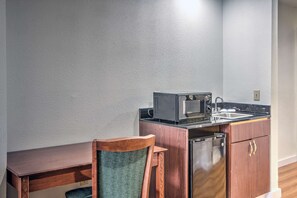 Deluxe Suite, 1 Queen Bed, Non Smoking | Mini-refrigerator