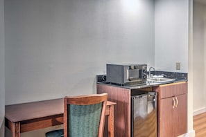 Deluxe Suite, 1 Queen Bed, Non Smoking | Mini-refrigerator