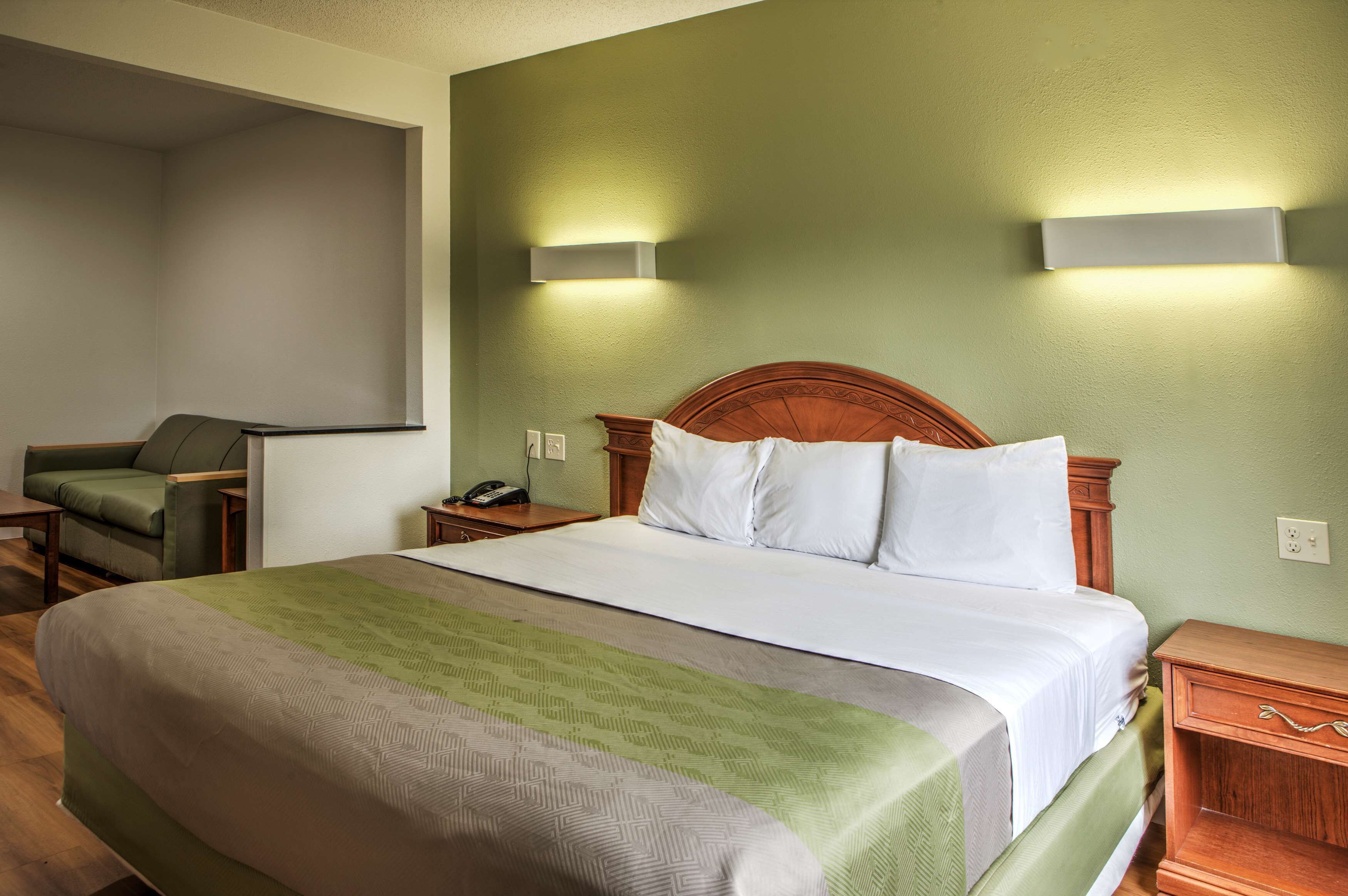 Escritorio, tabla de planchar con plancha, wifi gratis y ropa de cama 