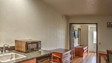 办公桌、熨斗/熨板、免费 WiFi、床单