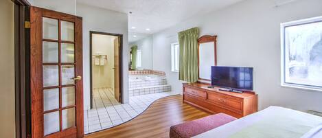 Skrivebord, strykejern/-brett, wi-fi (inkludert) og sengetøy