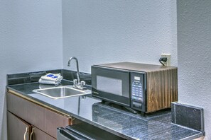 Deluxe Suite, 1 King Bed, Non Smoking | Desk, iron/ironing board, free WiFi, bed sheets