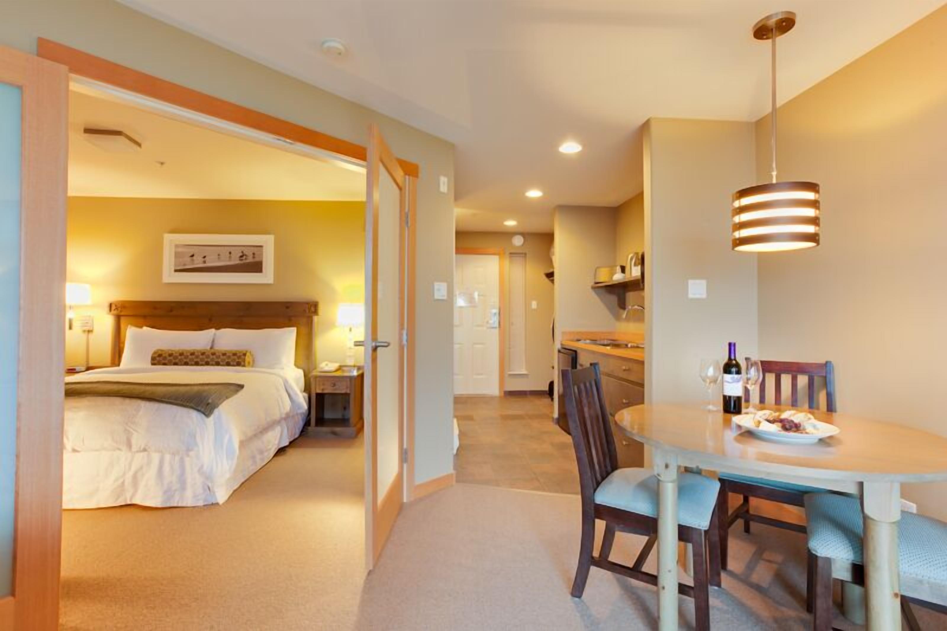 suite, 1 bedroom, ocean view, beachfront | in-room dining