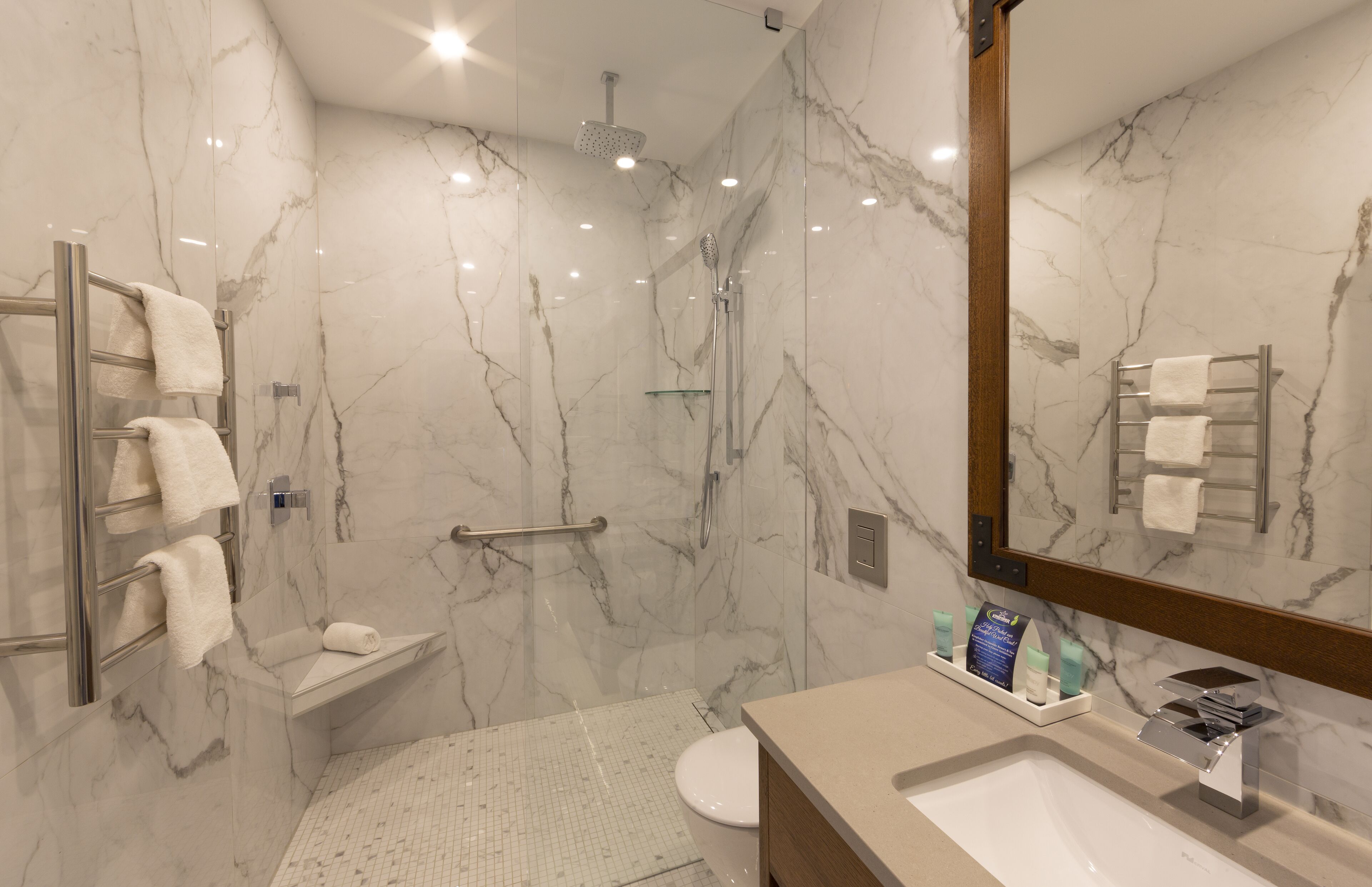 deluxe room, partial ocean view, garden area | bathroom | free toiletries, hair dryer, bathrobes, towels