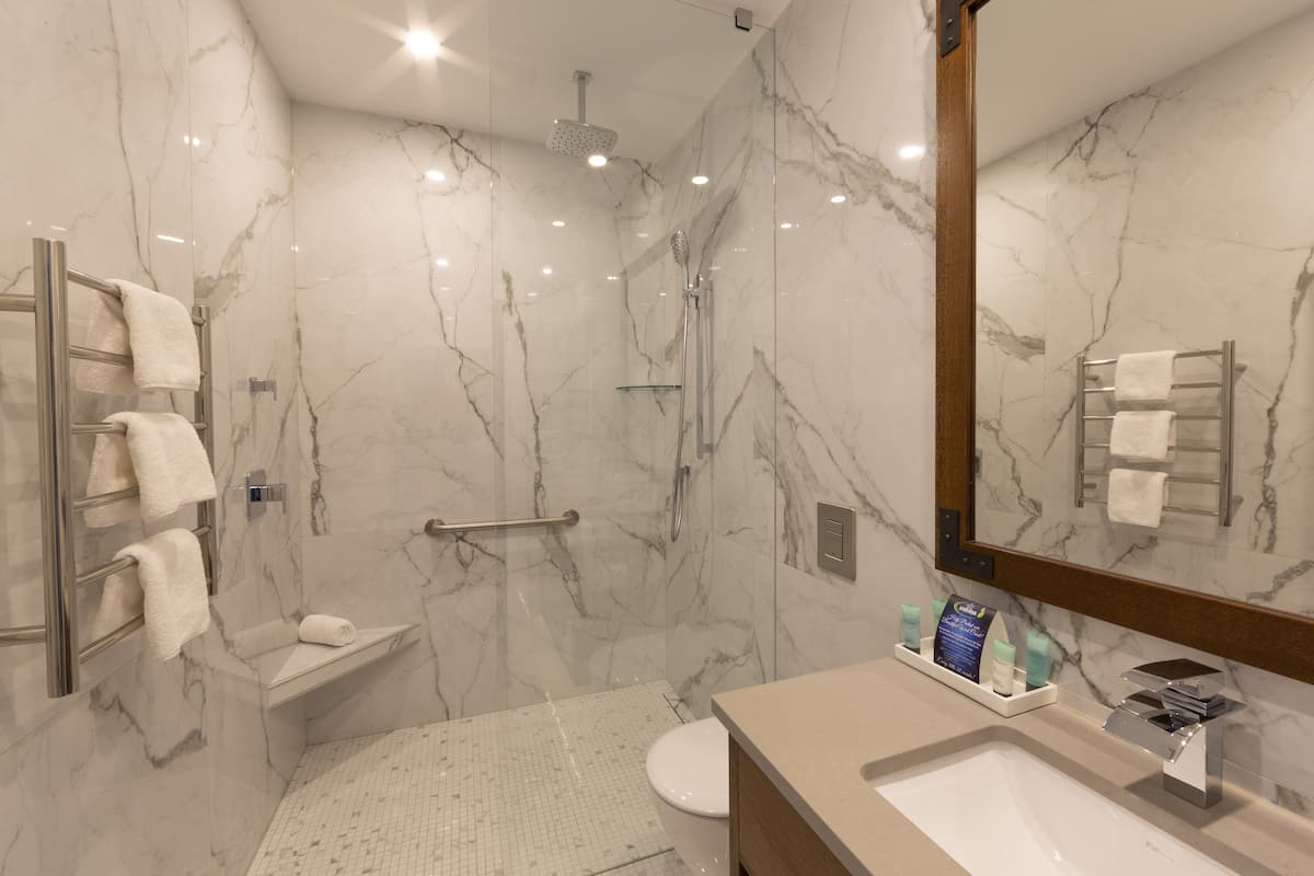 deluxe room, partial ocean view, garden area | bathroom | free toiletries, hair dryer, bathrobes, towels