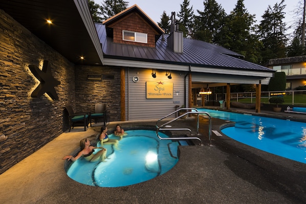 Outdoor pool, open 8 AM to 10 PM, pool loungers