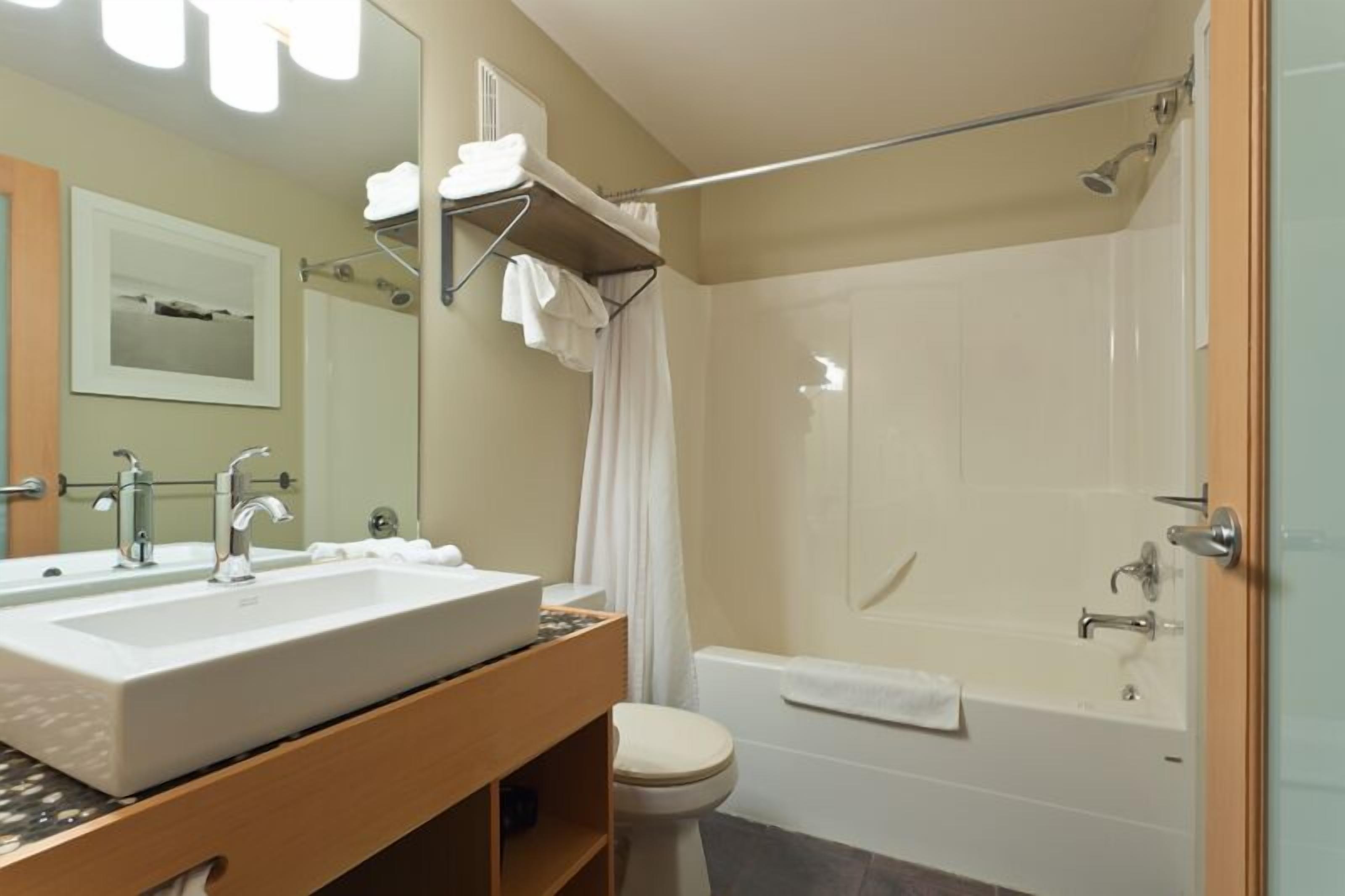 studio, ocean view, beachfront | bathroom | free toiletries, hair dryer, bathrobes, towels