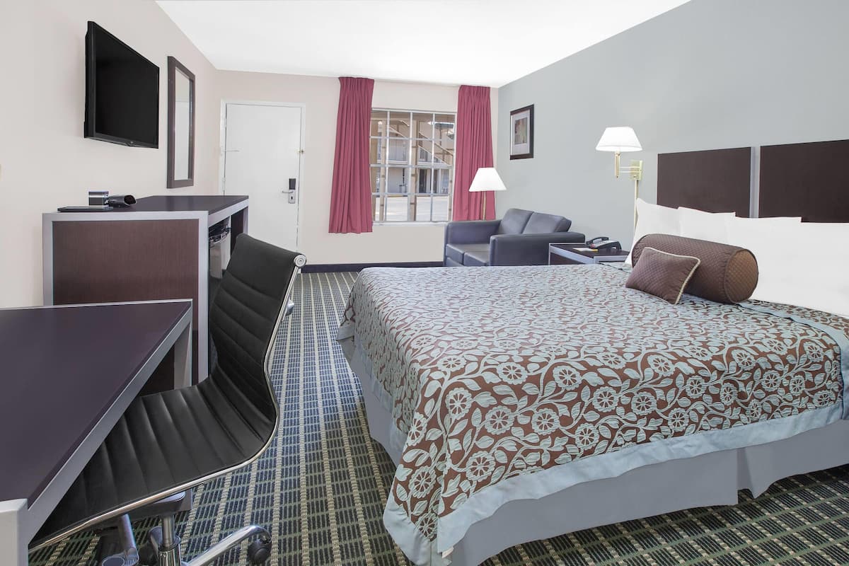 Deluxe Room, 1 Queen Bed, Smoking | 1 bedroom, desk, laptop workspace, blackout drapes