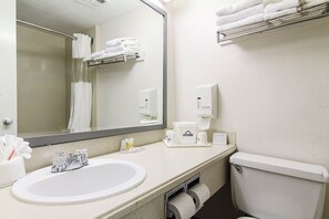Combined shower/tub, hydromassage showerhead, hair dryer, towels - Days Inn by Wyndham Market Center Dallas Love Field (Dallas)