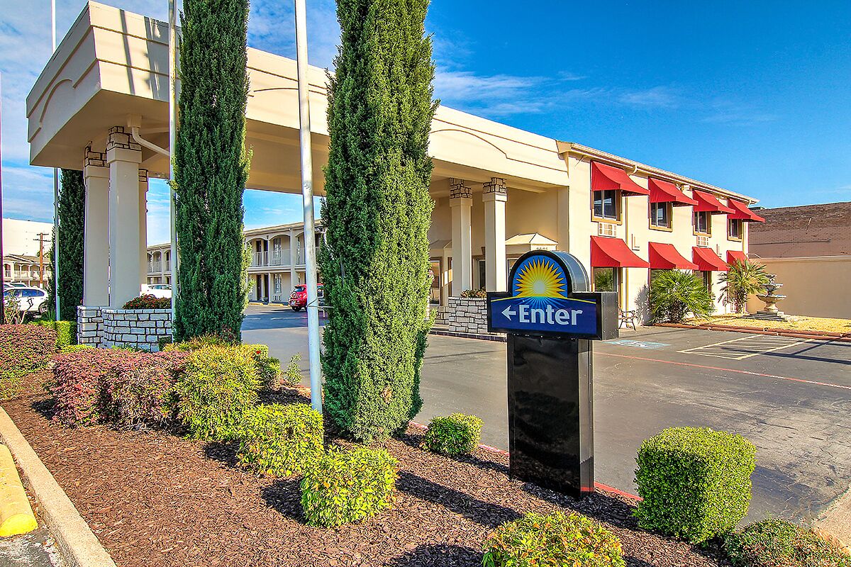 Photo - Days Inn by Wyndham Market Center Dallas Love Field