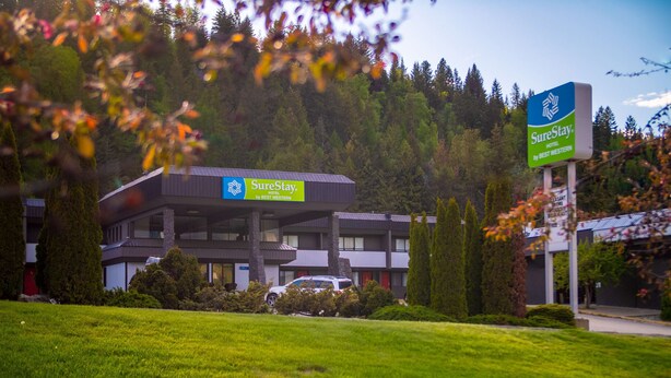 Un hotel con un letrero que dice 'SureStay by Best Western'.