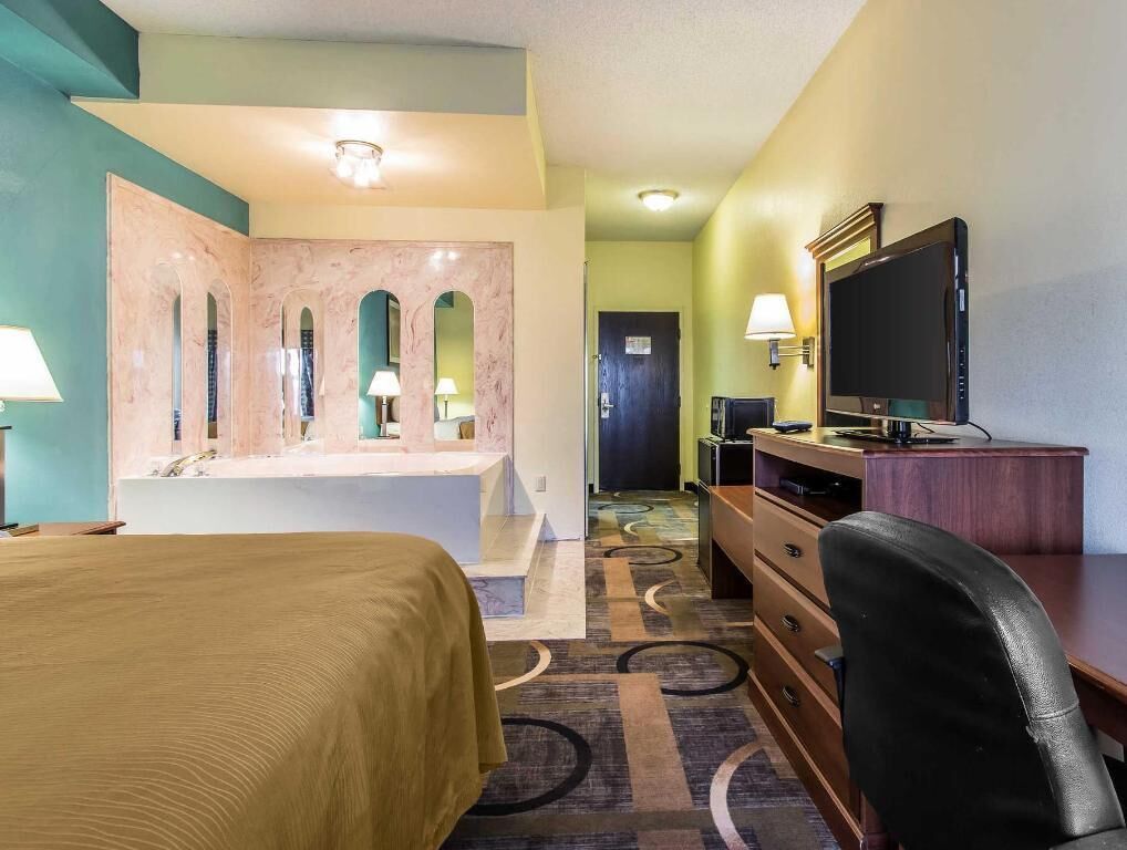 Pillowtop beds, in-room safe, desk, blackout drapes