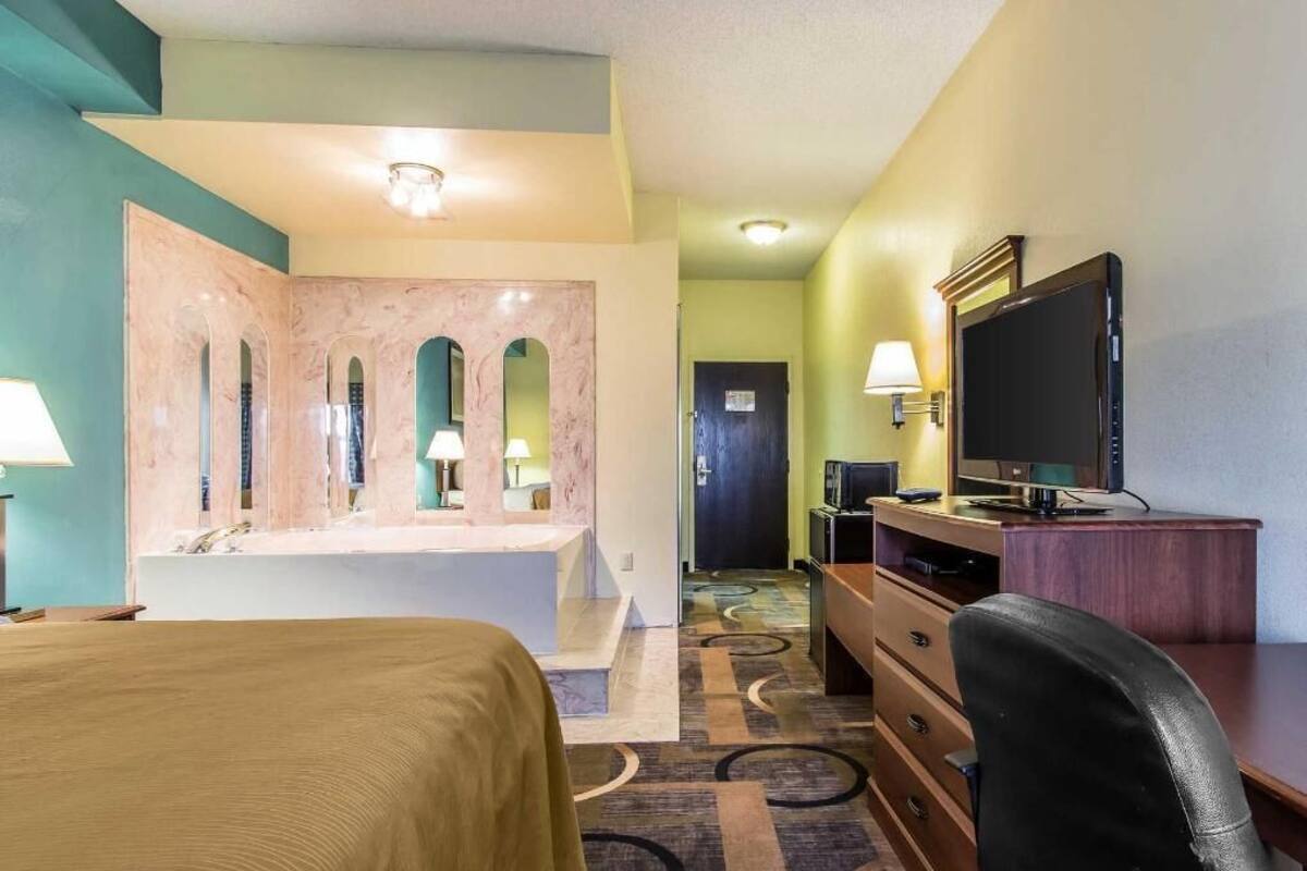 Pillowtop beds, in-room safe, desk, blackout drapes