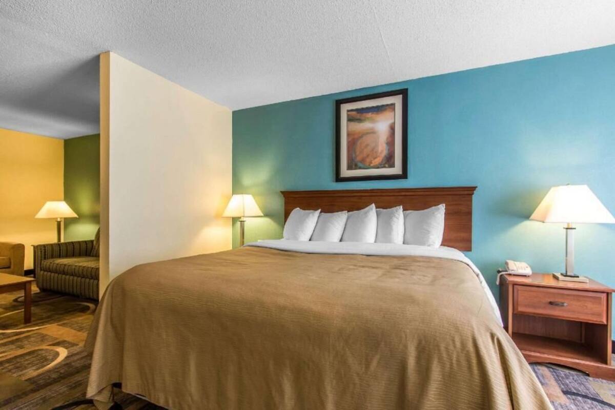 Pillowtop beds, in-room safe, desk, blackout drapes