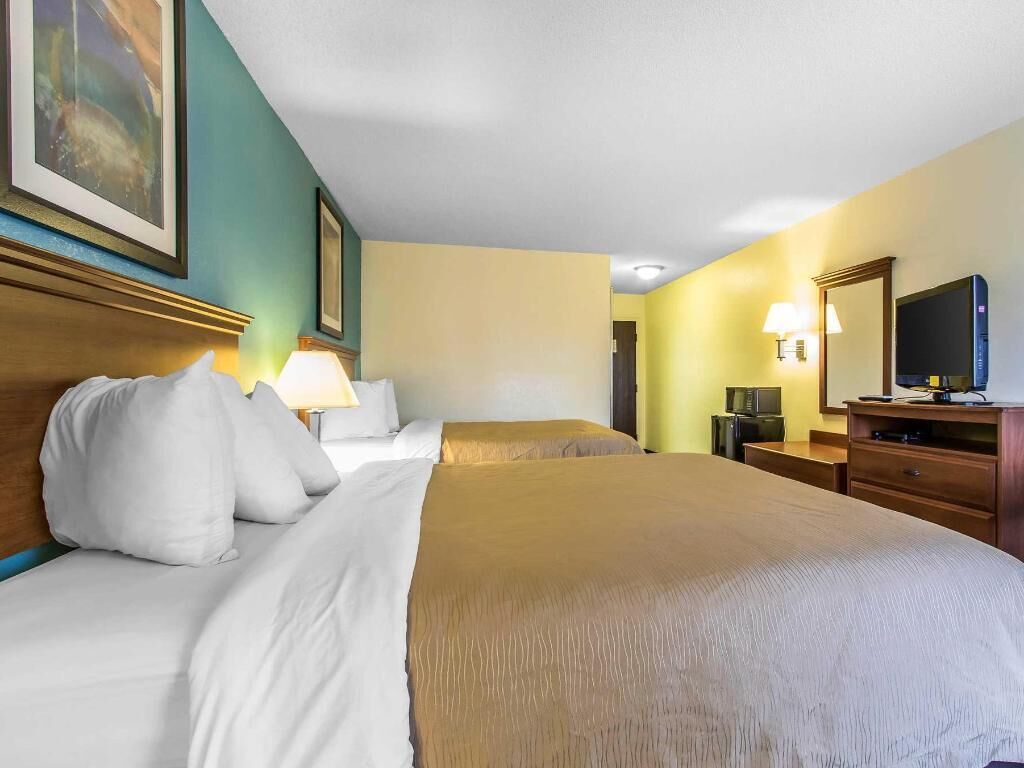 Pillowtop beds, in-room safe, desk, blackout drapes