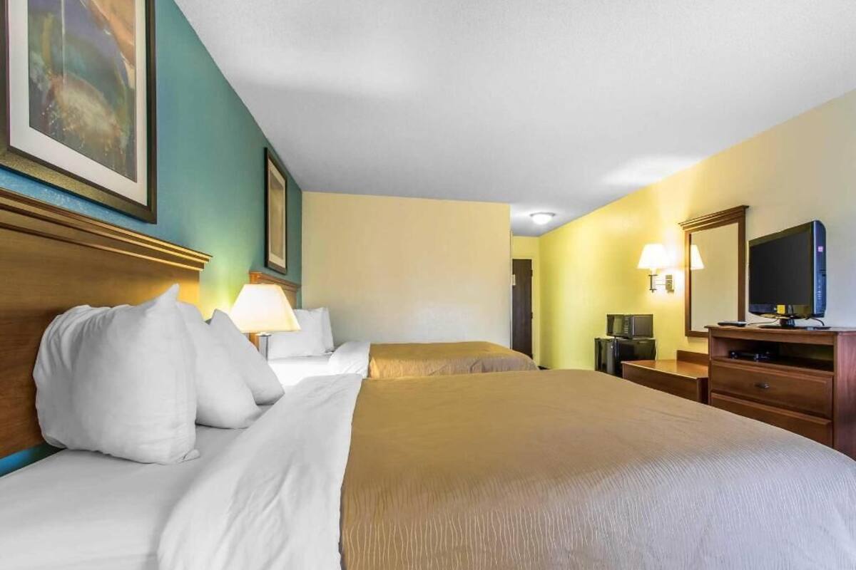 Pillowtop beds, in-room safe, desk, blackout drapes