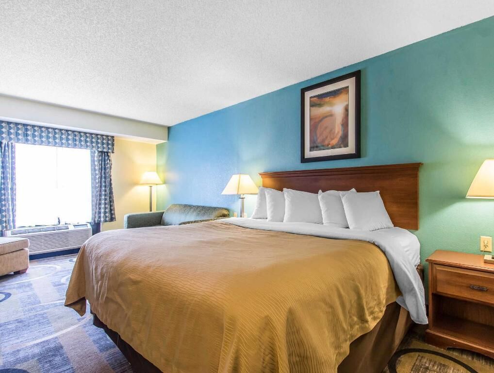 Pillowtop beds, in-room safe, desk, blackout drapes