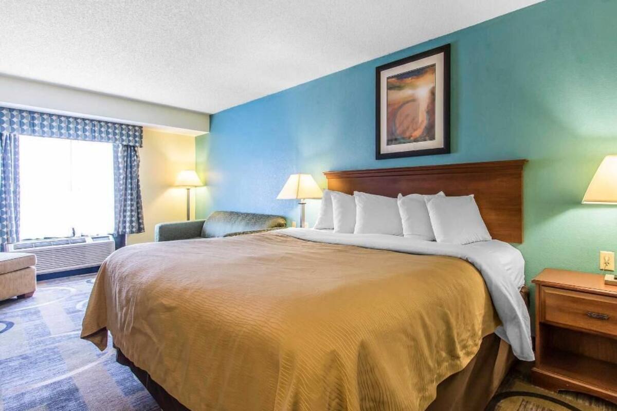 Pillowtop beds, in-room safe, desk, blackout drapes