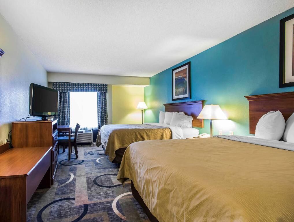 Pillowtop beds, in-room safe, desk, blackout drapes