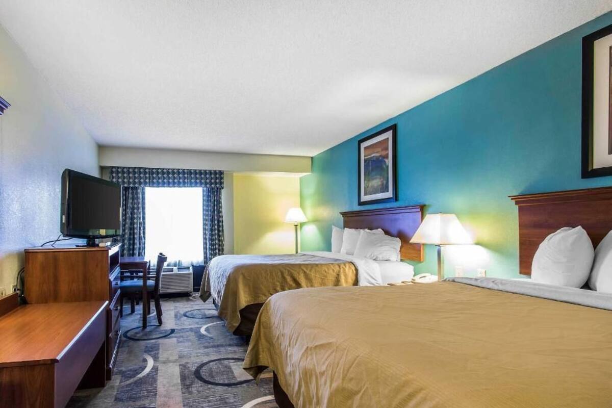 Pillowtop beds, in-room safe, desk, blackout drapes