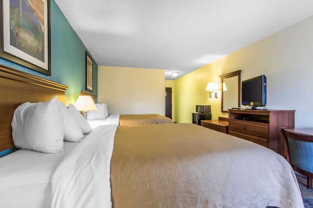 Pillowtop beds, in-room safe, desk, blackout drapes