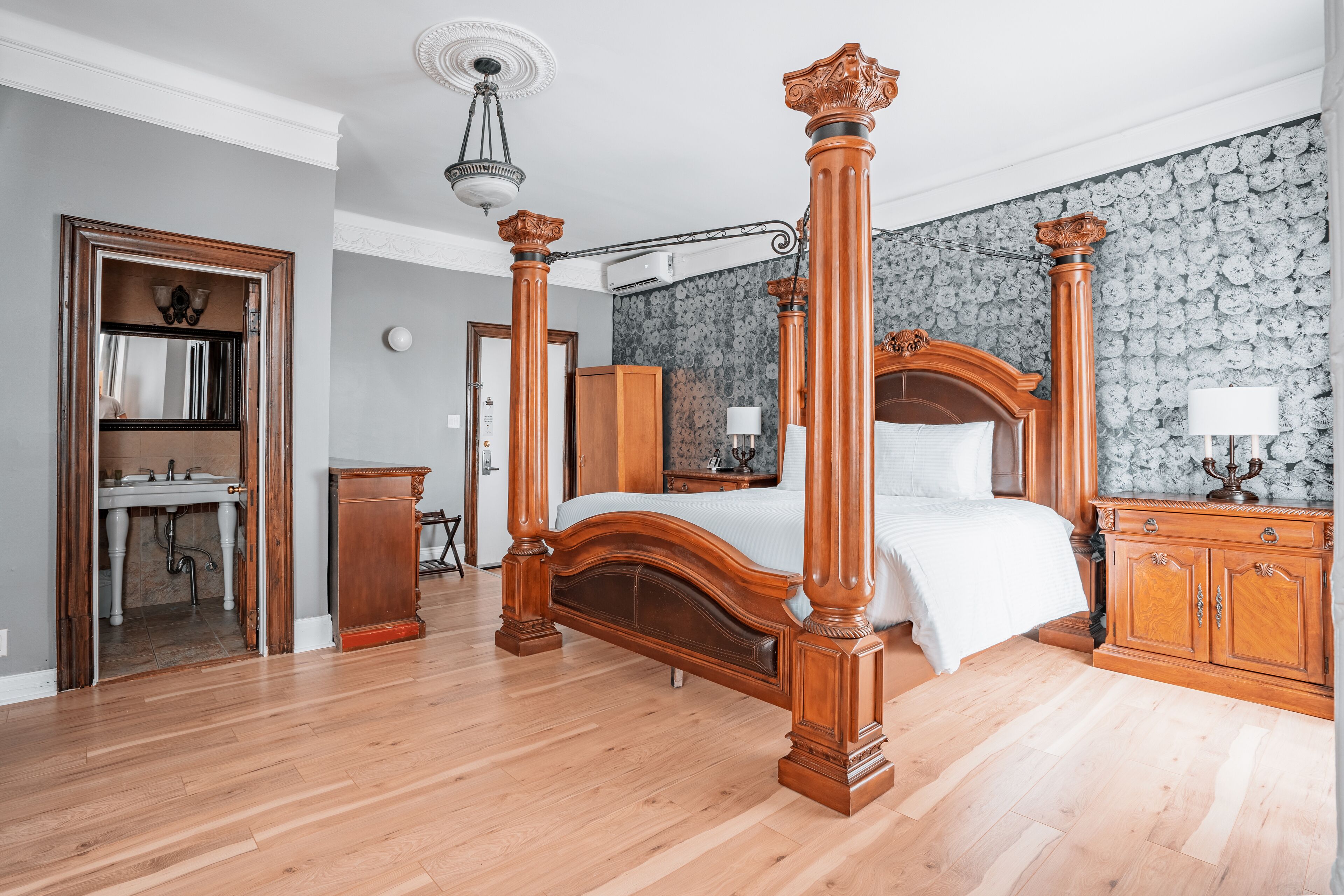 Photo - Hotel de Paris Montreal