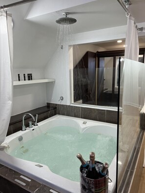 Suite Présidentielle (Sam Wimisner) | Salle de bain | Ensemble douche/baignoire, articles de toilette gratuits, sèche-cheveux