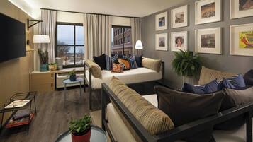 Suite, 1 chambre | Aire de séjour | Téléviseur à écran plat