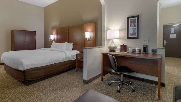 A hotel room with a bed, a desk, a chair, and a wardrobe. - Comfort Suites Columbus State University Area (Columbus)