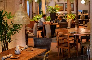 Déjeuner, dîner et souper servis sur place