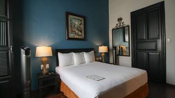 Standard Room, 1 Queen Bed, Balcony | Premium bedding, desk, blackout drapes, iron/ironing board