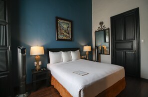 Habitación estándar, 1 cama Queen size, balcón | Ropa de cama de alta calidad, escritorio y cortinas blackout 