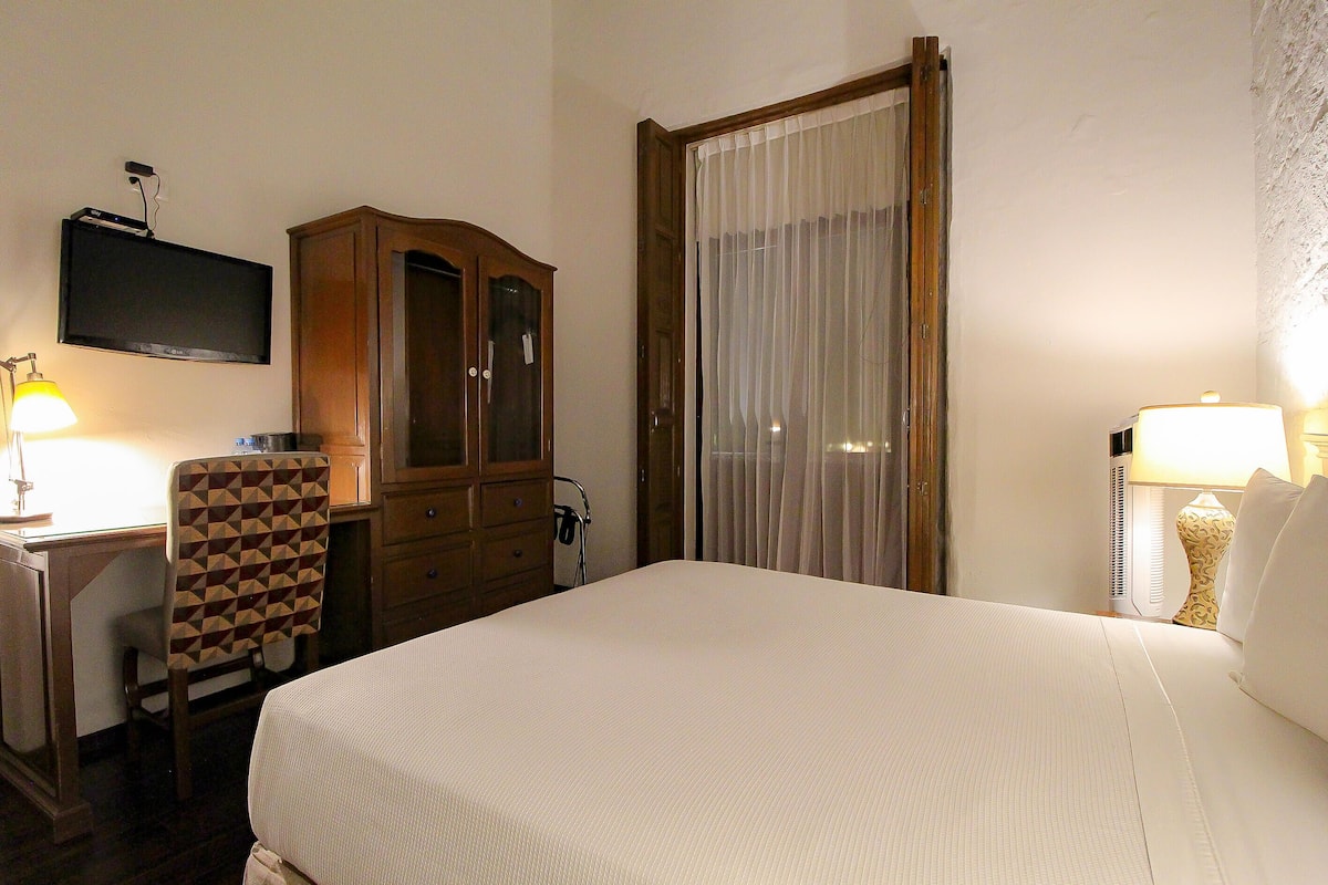 Chambre Standard, 1 grand lit, balcon | Literie de qualité, bureau, rideaux d’obscurcissement