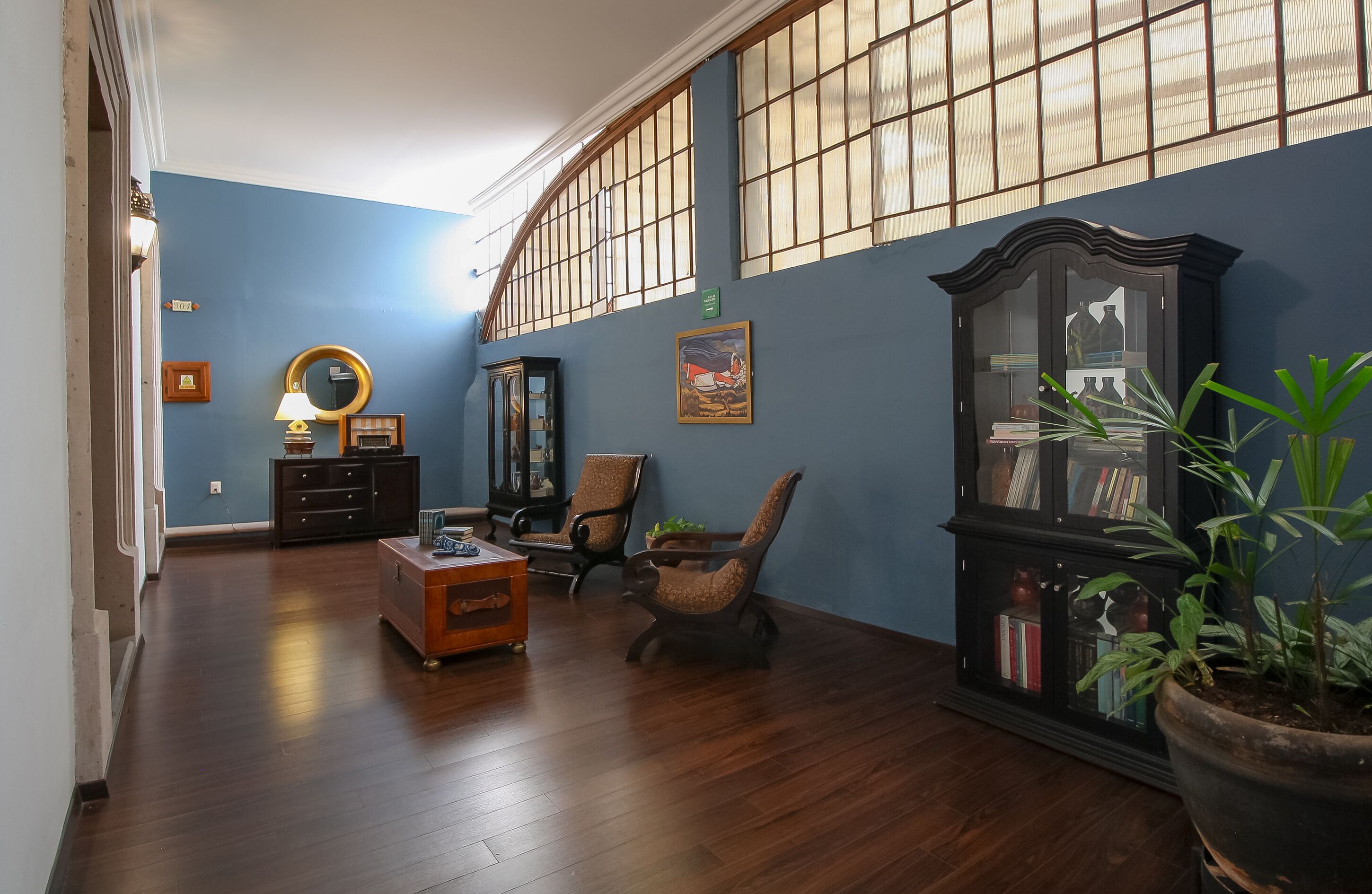 تلفزيون إل إي دي بحجم 32-بوصة يعرض قنوات فضائية، تلفزيون