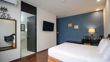 Standard Room, 1 Queen Bed | Premium bedding, desk, blackout drapes, iron/ironing board