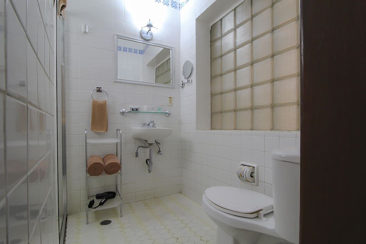 standard room, 1 queen bed | bathroom | shower, free toiletries, hair dryer, towels