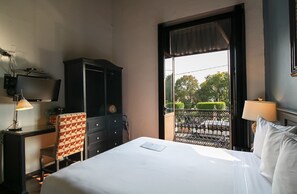 Quarto standard, 1 cama Queen, sacada | Roupas de cama premium, escrivaninha, cortinas blackout