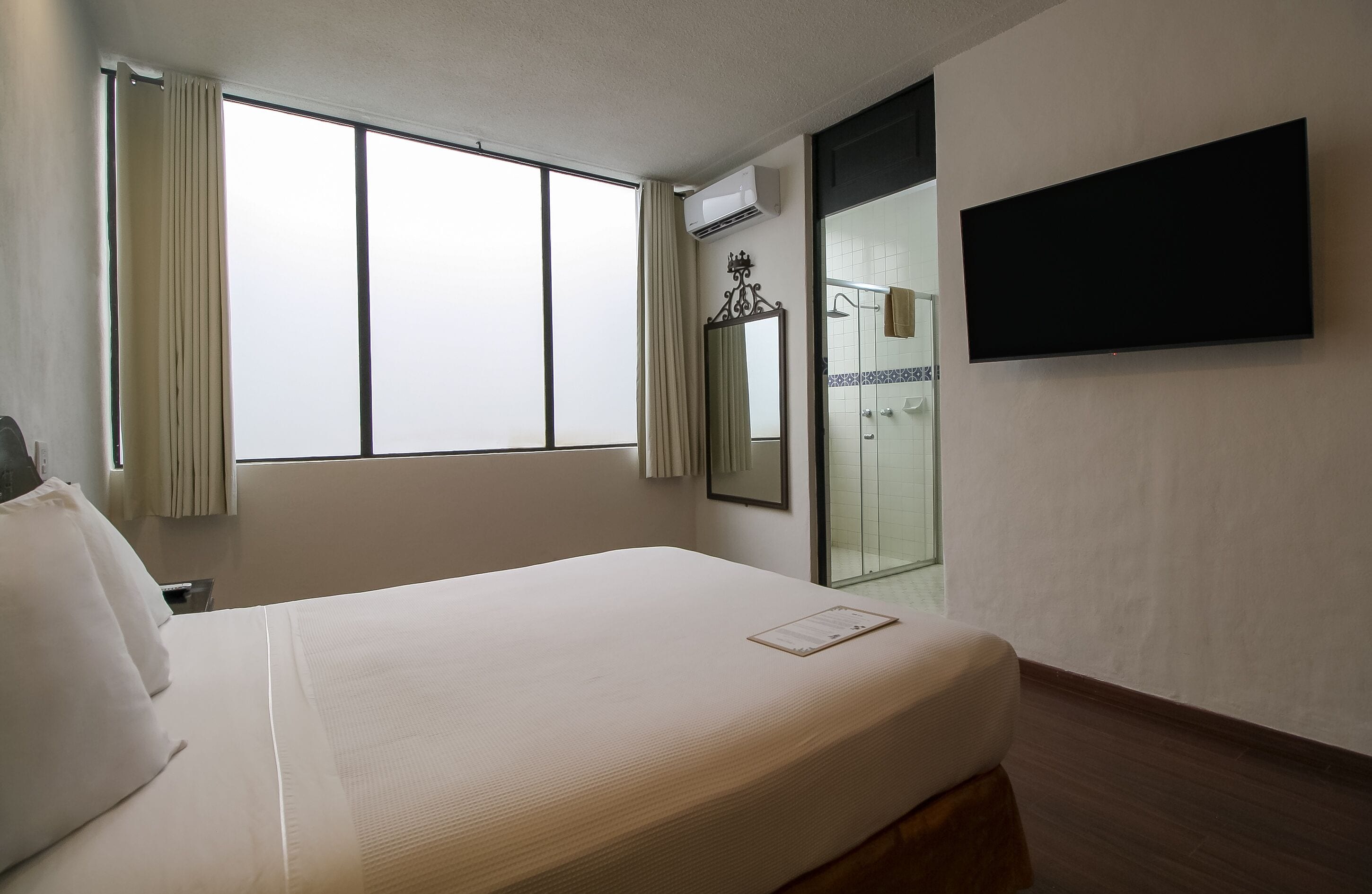 Habitación estándar, 1 cama Queen size | Ropa de cama de alta calidad, escritorio y cortinas blackout 