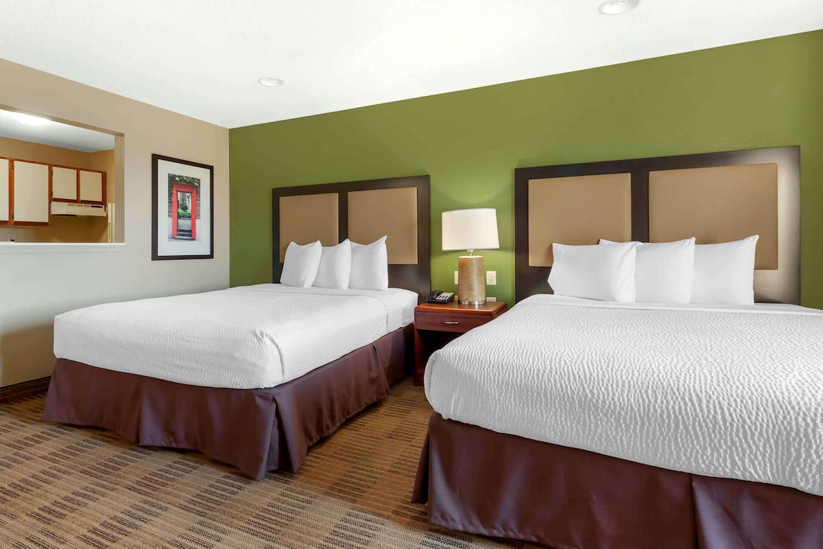 Deluxe Studio, Multiple Beds, Non Smoking | Desk, iron/ironing board, free WiFi, bed sheets