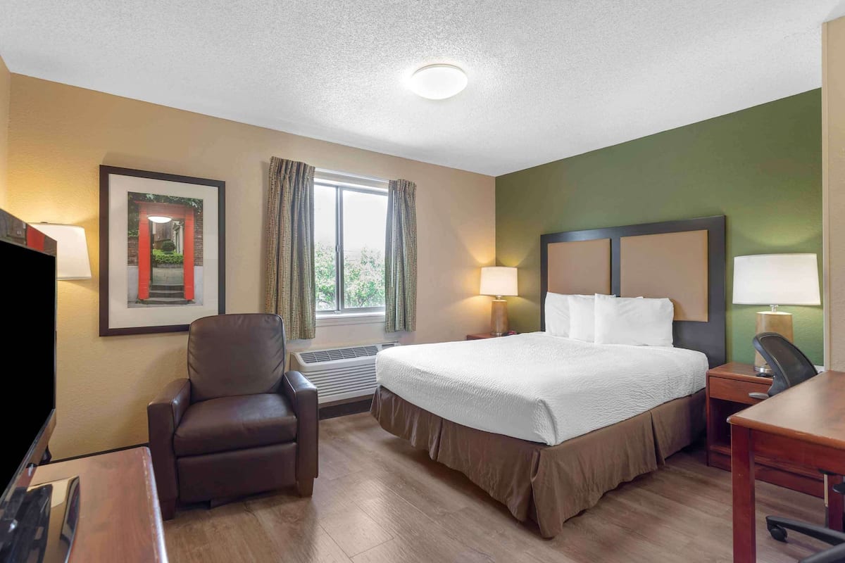 Studio, 1 Queen Bed, Non Smoking | Desk, iron/ironing board, free WiFi, bed sheets