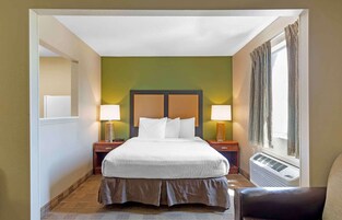 Estúdio luxo, 1 cama Queen e sofá-cama, para não fumantes | Escrivaninha, ferros/tábuas de passar roupa, Wi-Fi de cortesia