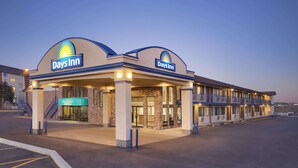 A Days Inn with a two-story structure, a covered entrance, and a visible parking area.