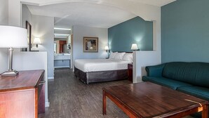 Desk, WiFi (free), bed sheets - Econo Lodge (Americus)