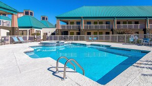 Outdoor pool - Econo Lodge (Americus)