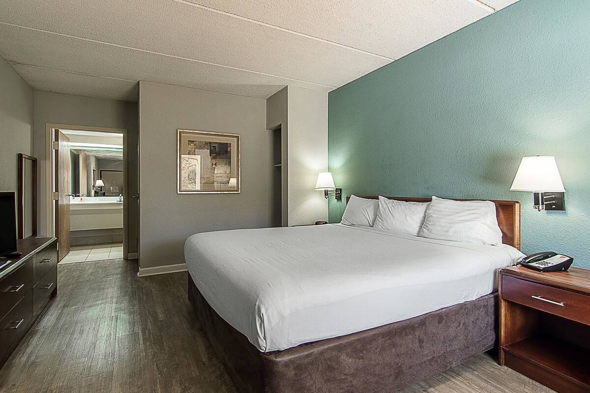 Room, 1 King Bed, Accessible, Non Smoking | Desk, WiFi (free), bed sheets