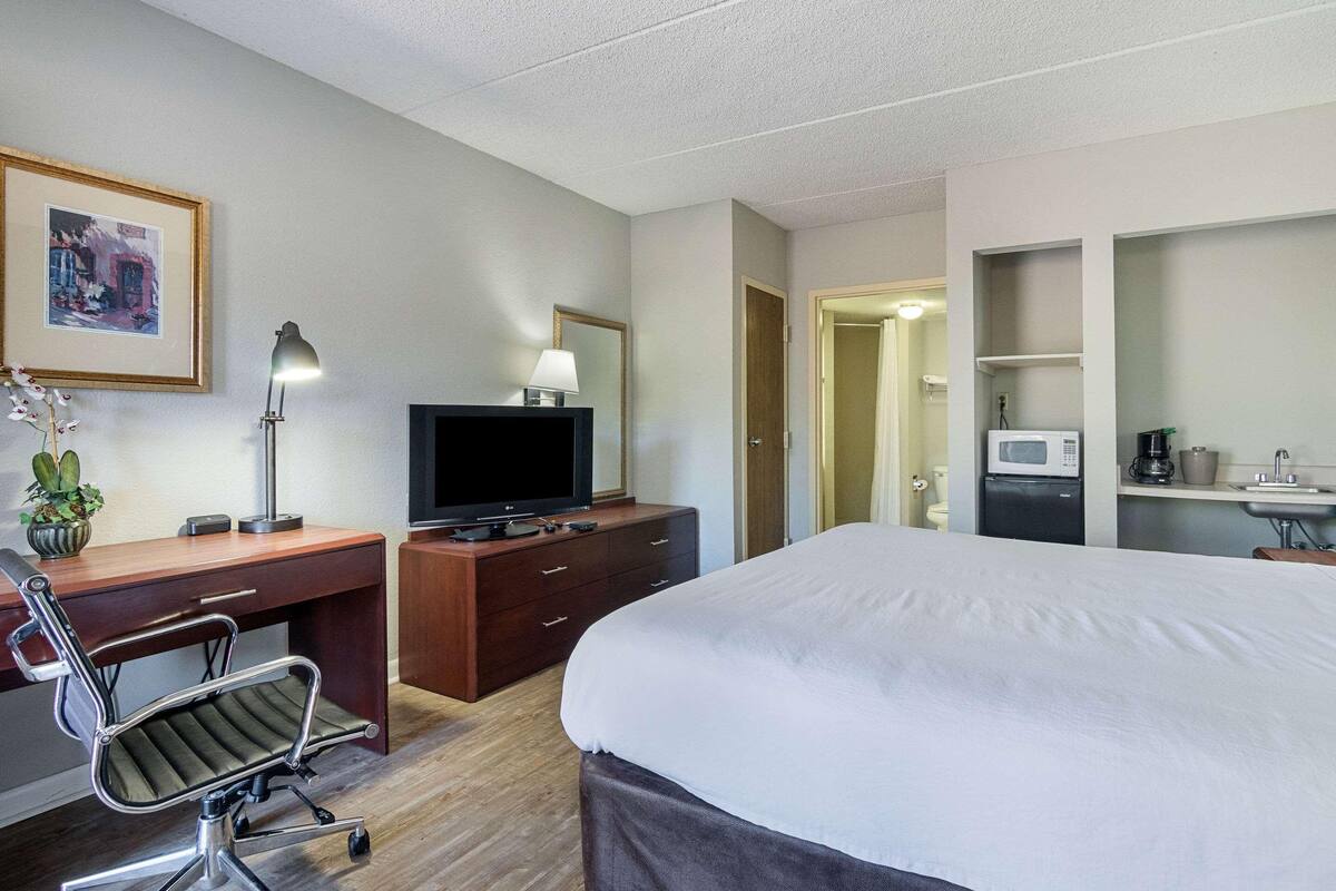 Desk, WiFi (free), bed sheets
