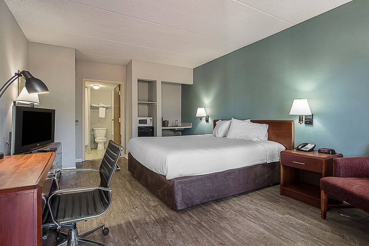 Standard Room, 1 King Bed, Non Smoking | Desk, WiFi (free), bed sheets